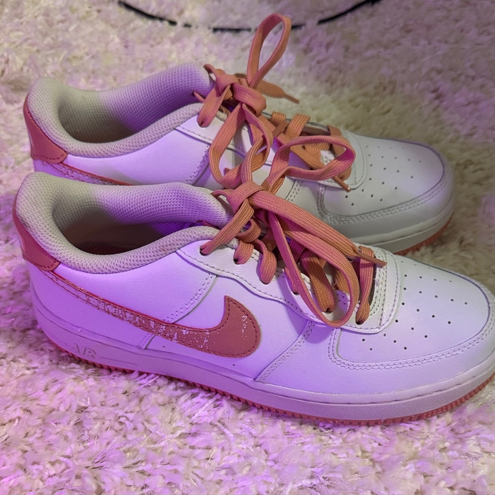 *Brand New* Nike Women's Pink and White Sneakers